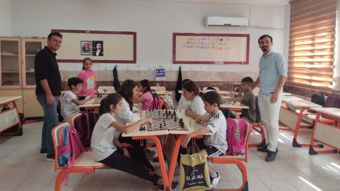 Cumhuriyetimizin 100. Yılına Özel Okulumuzda Satranç Turnuvası Düzenlendi.